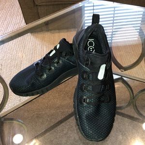 UNDER ARMOUR ICON HVAR running shoe